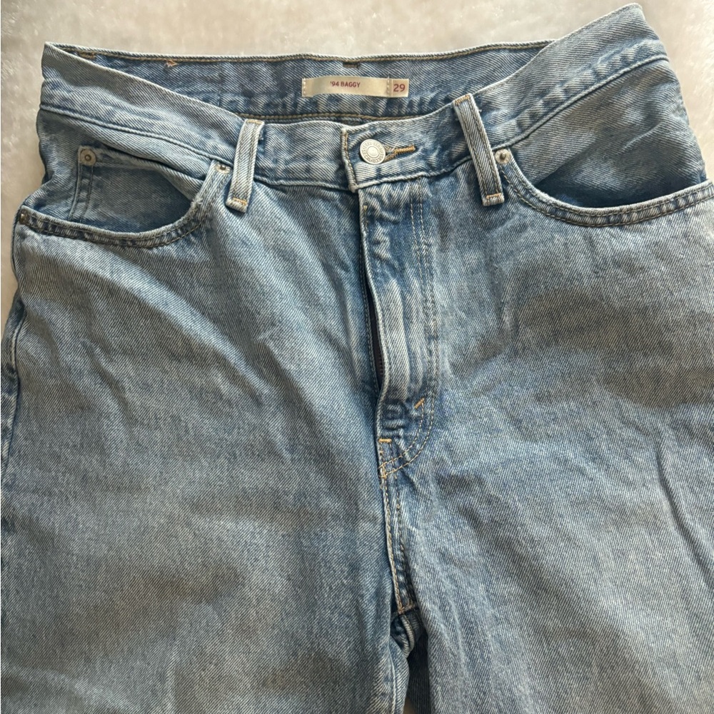 Levi’s 94 baggy jean! Cute casual jean. 
Size: 29